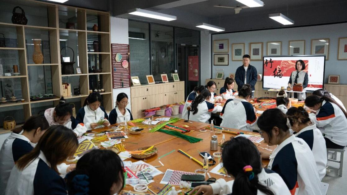 为非遗“添彩”，为青春“赋能”：江苏建院的文化育人新实践